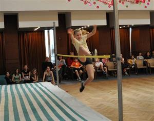 Nikol Zátopková ze ZŠ E. Zátopka vyhrála na Kopřivnické laťce kategorii mladších žákyň velice pěkným výkonem 130 cm.<br/>                                                                                                
FOTO: DANA HOĎÁKOVÁ
