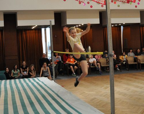 Nikol Zátopková ze ZŠ E. Zátopka vyhrála na Kopřivnické laťce kategorii mladších žákyň velice pěkným výkonem 130 cm.<br/>                                                                                                
FOTO: DANA HOĎÁKOVÁ
