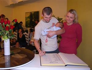 Kopřivnická radnice obnovila vítání občánků, slavnostní události se v sobotu zúčastnilo dvacet osm dětí.<br/>
FOTO: DANA HOĎÁKOVÁ
