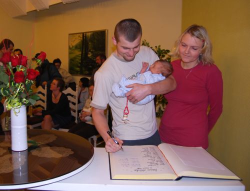 Kopřivnická radnice obnovila vítání občánků, slavnostní události se v sobotu zúčastnilo dvacet osm dětí.<br/>
FOTO: DANA HOĎÁKOVÁ
