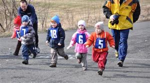 Součástí sobotního běžeckého klání Mořkovský zajíc byly i závody dětí, včetně těch nejmenších do čtyř let, které se utkaly na zhruba stometrové trati.<br/>
FOTO: JANA FEILHAUEROVÁ
