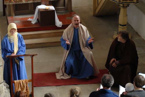 Herci ze štramberského ochotnického souboru Pod Věží v neděli inscenovali chrámovou hru Barabáš v atraktivním prostředí kostela sv. Kateřiny.<br/> 
FOTO: DAVID MACHÁČEK
