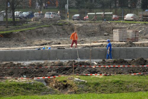 Do konce prázdnin by měly být dokončeny práce na výstavbě dětského dopravního hřiště, které vzniká na ulici I. Šustaly.<br/>
FOTO: DAVID MACHÁČEK
