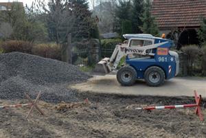 Stavba dalších výhyben na silnici spojující Mniší s Měrkovicemi si vyžádala asi měsíční omezení provozu.<br/>                                                                                      
FOTO: DAVID MACHÁČEK
