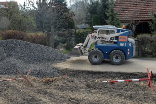 Stavba dalších výhyben na silnici spojující Mniší s Měrkovicemi si vyžádala asi měsíční omezení provozu.<br/>                                                                                      
FOTO: DAVID MACHÁČEK
