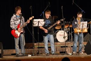 Školní kapela ze ZŠ Alšovy Petrklíč už svým názvem vyjadřuje, že nemůže chybět na žádném z tradičních velikonočních koncertů místních školáků v kulturním domě.<br/>         
FOTO: DAVID MACHÁČEK
