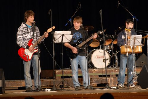 Školní kapela ze ZŠ Alšovy Petrklíč už svým názvem vyjadřuje, že nemůže chybět na žádném z tradičních velikonočních koncertů místních školáků v kulturním domě.<br/>         
FOTO: DAVID MACHÁČEK
