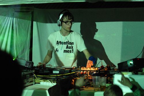 Adam Obrátil nejen, že svou muzikou bavil návštěvníky Zlámaného tataru, ale patří také k organizátorům této stále lepší taneční události.<br/>                                              
FOTO: DAVID MACHÁČEK
