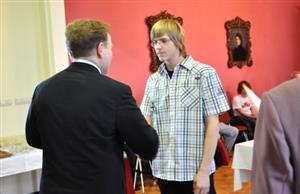 Cenu určenou nejlepším sportovcům města pro rok 2008  převzal z rukou starosty Josefa Jalůvky i sedminásobný mistr ČR dorostu plavec David Kunčar.<br/>                
FOTO: JANA FEILHAUEROVÁ
