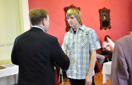 Cenu určenou nejlepším sportovcům města pro rok 2008  převzal z rukou starosty Josefa Jalůvky i sedminásobný mistr ČR dorostu plavec David Kunčar.<br/>                
FOTO: JANA FEILHAUEROVÁ
