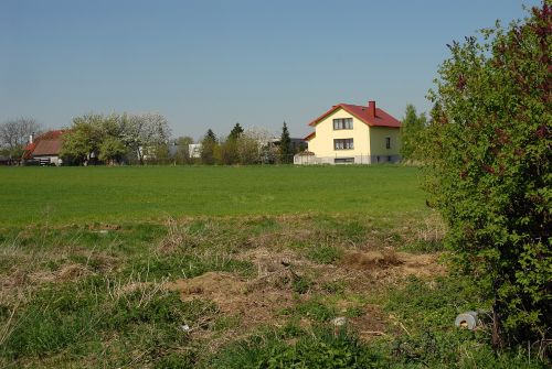 V těchto místech by mohly v budoucnu vyrůst nové bytové domy. Radnice nyní bude pracovat na podmínkách, za jakých poskytne plochu případnému investorovi.<br/> 
FOTO: DAVID MACHÁČEK

