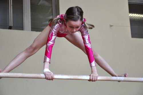 Kopřivnická gymnastka Karolína Pustějovská vybojovala v domácím závodě Velikonoční minitatar třetí místo v kategorii starších žákyň.<br/> 
FOTO: JANA FEILHAUEROVÁ
