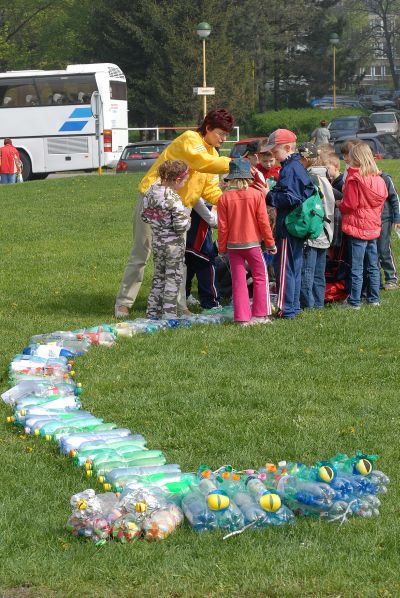 270 PET láhví s přáníčky, která psaly děti Zemi, vytvořily v rámci oslav Dne Země draka dlouhého 25,3 metrů.<br/> 
FOTO: DAVID MACHÁČEK
