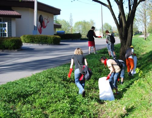 V prostoru nad krytým bazénem bylo při úklidové akci organizované městem vysbíráno velké množství nejrůznějšího odpadu.<br/>
FOTO: DANA HOĎÁKOVÁ
