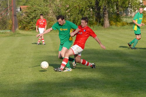 Fotbalový tým Vlčovic vyprovodil z domácího trávníku druhý Suchdol nad Odrou s porážkou 3:0 a v tabulce I. B třídy skupiny D se posunul na jeho pozici.<br/> 
FOTO: DAVID MACHÁČEK
