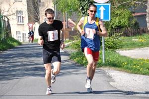 Těsně za Dalasem se zdálo, že se Miloš Macíček (vlevo) trápí více než Pavel Michna, chvíli na to ale Macíček svého soupeře utrhl a v cíli Štramberské desítky byl první.<br/>
FOTO: JANA FEILHAUEROVÁ
