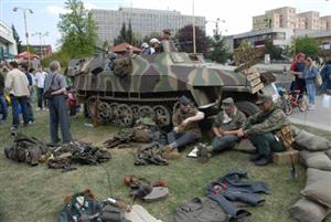 Muži v dobových uniformách a především jejich pásový obrněnec byli v obležení návštěvníků Beskyd Model Kit Show. Klub vojenské historie Slezsko má svou základnu v Kopřivnici.<br/>
FOTO: DAVID MACHÁČEK
