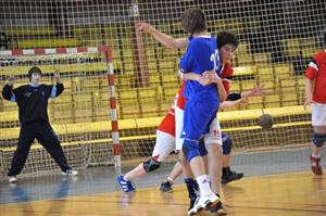 Kopřivnický tým starších žáků porazil v domácím 5. turnaji Žákovské ligy mimo jiné i Duklu Praha a v polovině května si zahraje o postup do šestičlenného finále prestižní soutěže.<br/>
FOTO: JANA FEILHAUEROVÁ
