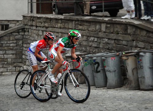 Holanďanka Marianne Vos (vlevo) a Italka Fabiana Luperini svedly v závěrečném stoupání na štramberské náměstí velký boj. V cíli se radovala Holanďanka, Italka nakonec dojela třetí.<br/>
FOTO: D. MACHÁČEK
