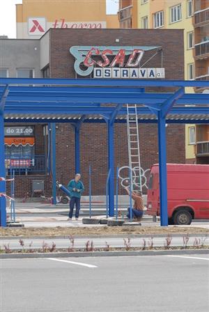 Rekonstrukce autobusového nádraží měla být hotova vloni na podzim, ale stavební práce ještě ani zdaleka neskončily.<br/>
FOTO: DAVID MACHÁČEK

