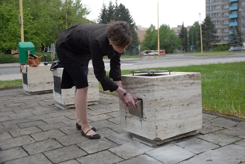 Tisková mluvčí radnice ukládá zpět do památníku prsť ze Stalingradu. Tu kryje nová bronzová deska, původní byla ukradena.<br/>
FOTO: DAVID MACHÁČEK
