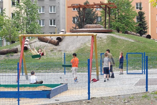 Do prázdnin mají být dokončeny všechny dokončovací práce na nově vybudovaném dětském hřišti na sídlišti Sever.<br/>
FOTO: DAVID MACHÁČEK
