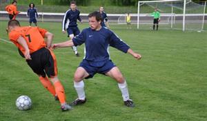 I obránce Lukáš Horák (vpravo) se podílel na vítězství fotbalistů Kopřivnice nad Novým Jičínem B, jenž dosud vévodil tabulce okresního přeboru.<br/>
FOTO: DANA HOĎÁKOVÁ
