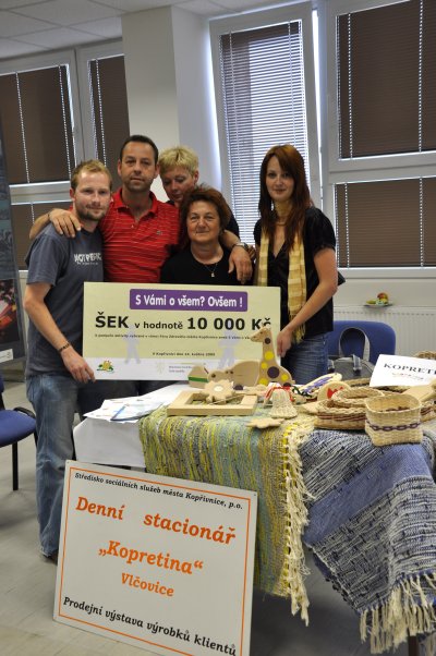 Návrh na vybudování pergoly v Denním stacionáři Kopretina byl podpořen dalšími účastníky veřejného fóra a zaměstnanci zařízení si převzali šek na jeho realizaci.<br/> 
FOTO: DANA HOĎÁKOVÁ
