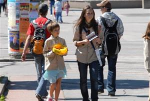 Třináctý ročník celonárodní květinové sbírky aktivně podpořily hned čtyři místní organizace. Kromě skautů také pionýři, svaz žen a Kapka 97.<br/>
FOTO: DAVID MACHÁČEK
