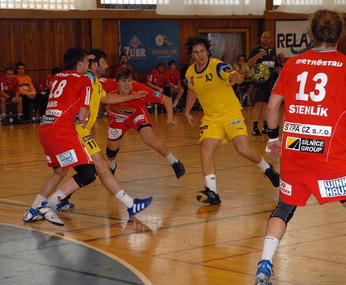 Český pohár v kopřivnické hale ZŠ Emila Zátopka byl pro domácí diváky opravdovým svátkem. Kopřivnice dokázala hrát vyrovnanou partii s předními celky extraligy a vynahradila si tak nepovedený závěr mistrovské soutěže.<br/>
FOTO: DAVID MACHÁČEK
