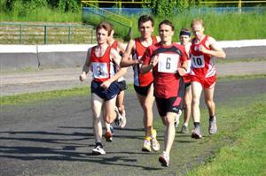 Na kopřivnickém škvárovém oválu se vytrvalci sešli k sedmému závodu Lašské běžecké ligy, Zátopkově pětce. Skupinku běžců táhne s číslem 6 později druhý Radek Macíček z RaM Šenov.<br/>
FOTO: J. FEILHAUEROVÁ
