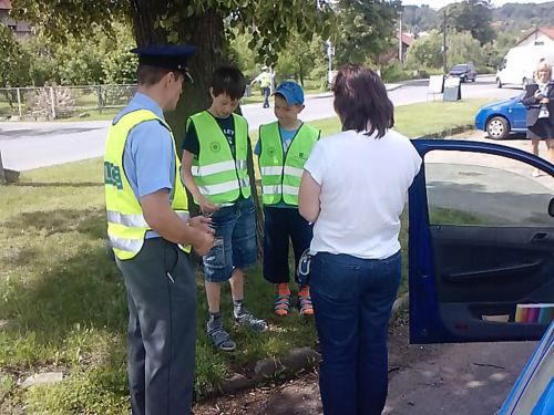 Děti odměňovaly zastavené řidiče obrázky. Ti, kteří dodržovali rychlost, dostali obrázek s veselým autíčkem. Smutné naopak ti, kteří jeli rychle.<br/>
FOTO: DAVID MACHÁČEK
