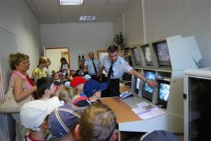 V rámci projektu Autobus mám rád, je náš kamarád, si děti prohlédly i vybavení služebny městské policie.<br/> FOTO: DANA HOĎÁKOVÁ