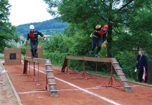 Minulou sobotu probíhaly v Mniší po celý den hasičské závody. Nejdříve soutěžily děti, poté dospělí. Ti soutěžili o Pohár rady města a v okrskovém kole v požárním sportu. FOTO: DANA HOĎÁKOVÁ