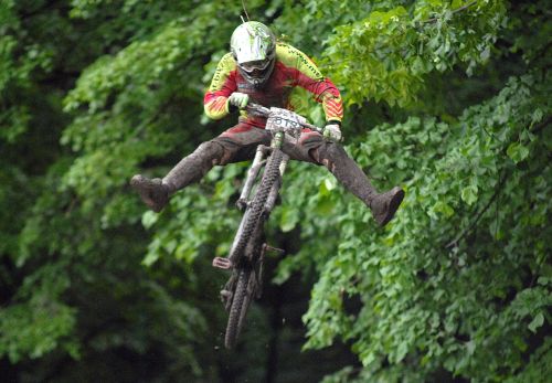 Nedílnou součástí cyklistického závodu ve sjezdu s názvem Boardcentrum.cz Downhill Kopřivnice byly skoky, při kterých bikeři létali vzduchem až deset metrů.<br/>
FOTO: DAVID MACHÁČEK
