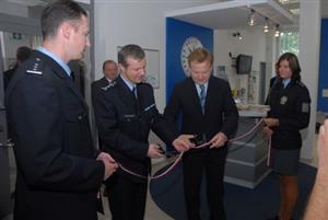 Náměstek krajského policejního ředitele Dalimil Sypták a starosta Kopřivnice Josef Jalůvka minulý týden slavnostně uvedli do provozu novou recepci obvodního oddělení PČR.<br/>
FOTO: DAVID MACHÁČEK
