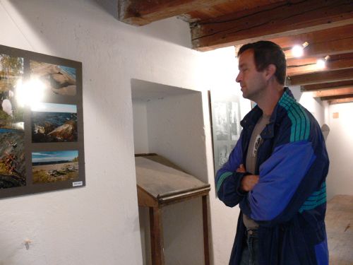 Interiér bartošovického vodního mlýna po citlivě provedené rekonstrukci poskytuje spoustu zajímavého prostoru k instalacím fotografických prací.<br/>
FOTO: ILONA MAZALOVÁ
