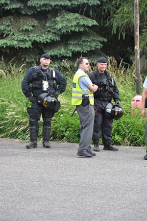 Policejní jednotky včetně několika těžkooděnců očekávaly v pondělí večer u vlakového nádraží v Kopřivnici pravicové extrémisty. Nakonec ovšem dorazilo jen několik jednotlivců.<br/> FOTO: D. MACHÁČEK