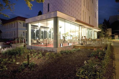 Prosklená kavárna hotelu Olympia byla jednou z věcí, která rozhodla o jeho umístění mezi nejlepší stavby kraje.<br/> 
FOTO: KAMIL MRVA ARCHITECTS
