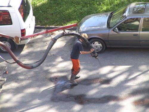 Většina peněz na opravy místních komunikací ve městě včetně místních částí už byla letos vyčerpána. Z důvodu krize byly seškrtány finance i na tyto práce.<br/> 
FOTO: DAVID MACHÁČEK
