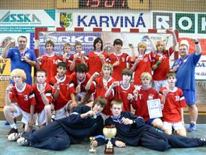 Sen se stal skutečností. Kopřivnický tým starších žáků vybojoval titul mistra ČR a oprávněně tak na palubovce Karviné zatínal vítězně pěsti.<br/>
FOTO: ARCHIV

