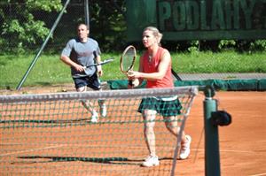 Vůbec poprvé se z vítězství v kopřivnickém tenisovém turnaji V.I.P. radoval smíšený pár, a to Zuzana Lindnerová s Janem Halatou.<br/>
FOTO: JANA FEILHAUEROVÁ
