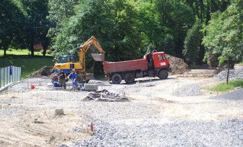 Při budování dětského dopravního hřiště se projevily problémy s podložím. Firma musela plochu uměle zpevnit.<br/>
FOTO: DANA HOĎÁKOVÁ
