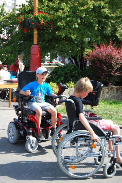 Na Dni sociálních služeb si zájemci mohli vyzkoušet různé kompenzační pomůcky. I zdraví lidé si tak mohli vyzkoušet třeba jízdu na invalidním vozíku.<br/>
FOTO: DANA HOĎÁKOVÁ
