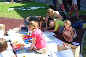 Tentokrát se v dětském centru bořily bariéry mezi klienty zařízení a zdravými dětmi prostřednictvím výtvarných činností.<br/>
FOTO: DANA HOĎÁKOVÁ
