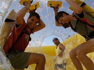 Novou adrenalinovou zábavu připravil pro své návštevníky provozovatel příborského koupaliště. Nově mohou zorbovat ze sousedního svahu.