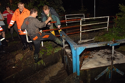Stoupající hladinu vody sledovali ve středu 24. června v noci lidé ve Vlčovicích nejen u řeky Lubiny, ale také například u mlýnského náhonu. Výraznější škody se však místním částem Kopřivnice naštěstí vyhnuly...
FOTO: DAVID MACHÁČEK
