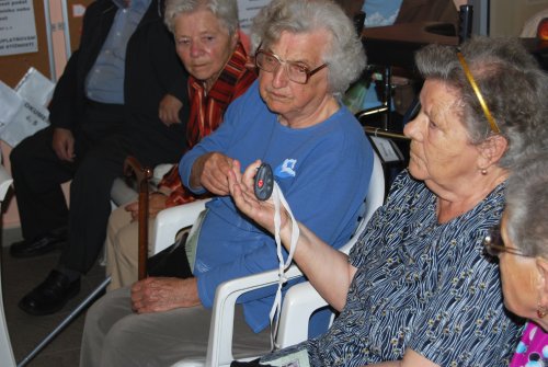 Obyvatelé domu s pečovatelskou službou se měli možnost seznámit s tísňovou službou, která jim zajistí pomoc v případě nouze. Pomoc si přivolají pomocí přívěsku s vysílačem.<br/> 
FOTO: DANA HOĎÁKOVÁ
