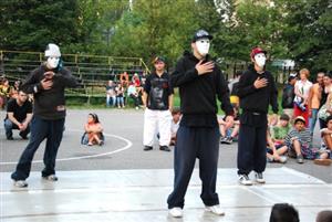 Kopřivnická taneční skupina Bad Boys Revolution se postarala o doprovodný program na premiérové Koprpárty.<br/>
FOTO: DANA HOĎÁKOVÁ
