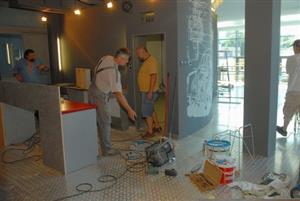 Nový provozovatel kulturního domu Agentura Fox upravuje některé části budovy. Svou tvář například zcela změní bar vedle kina.<br/>
FOTO: DAVID MACHÁČEK
